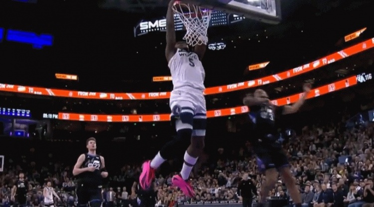 开云体育app下载-挺身而出！爱德华兹防守端干扰对方三分 反击折叠暴扣2+1打回悬念